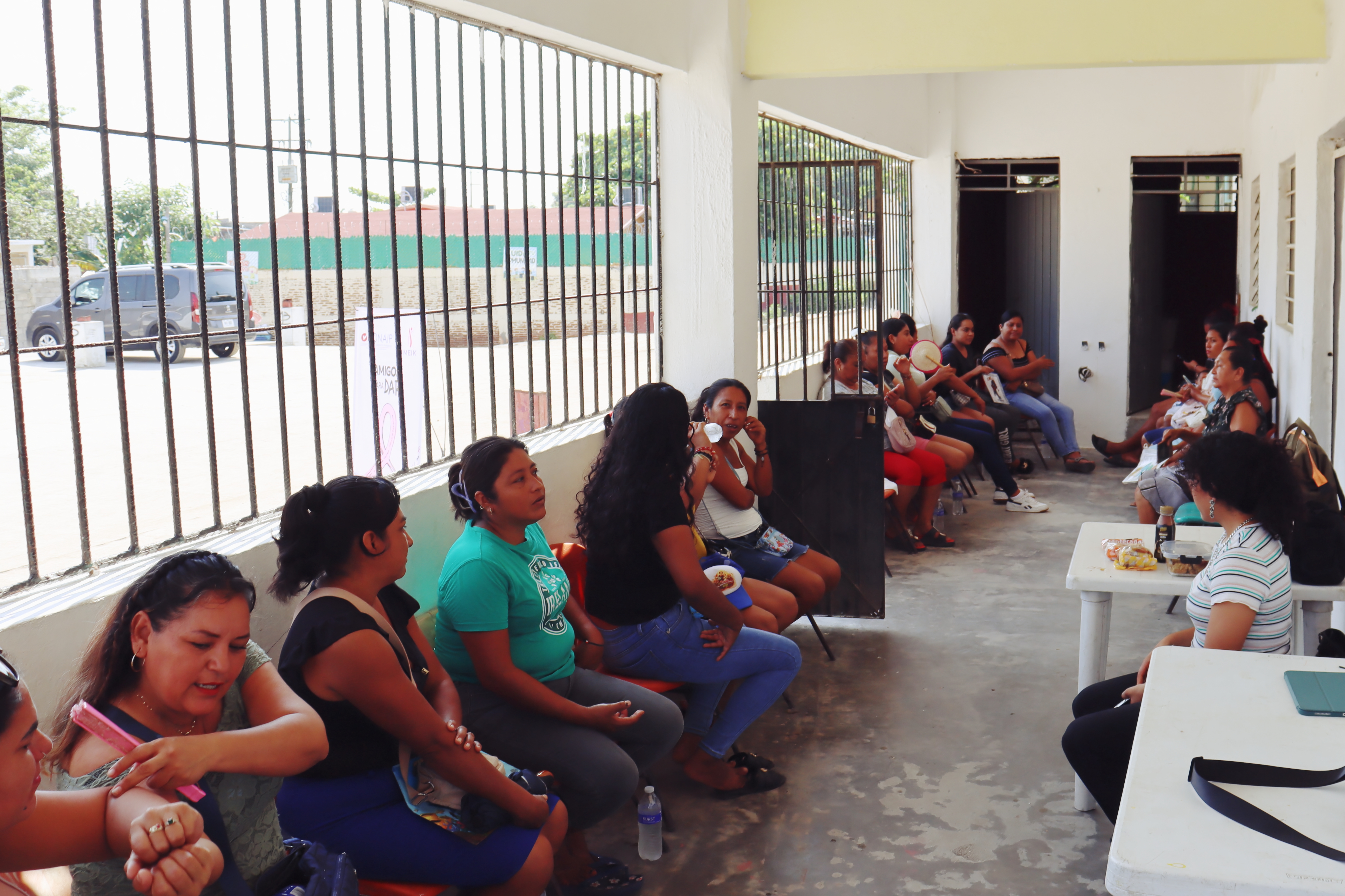 Mujeres esperando atención
