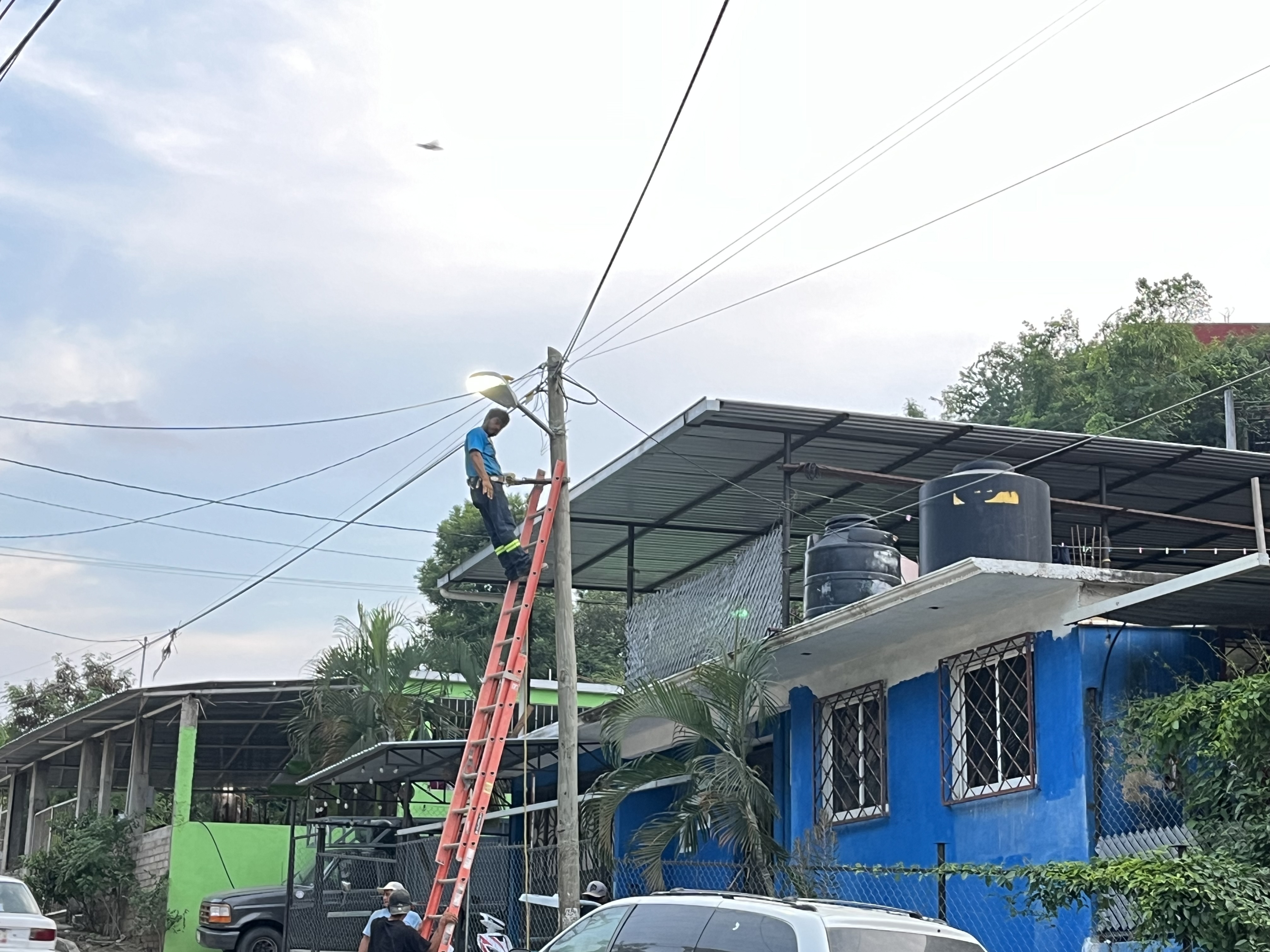 Trabajador instalando luminaria