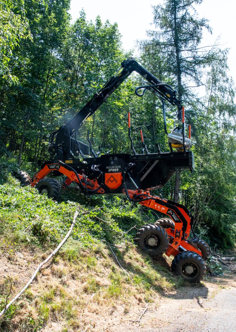 Mountain Spider im Steilhang mit Kran und Ladeplattform