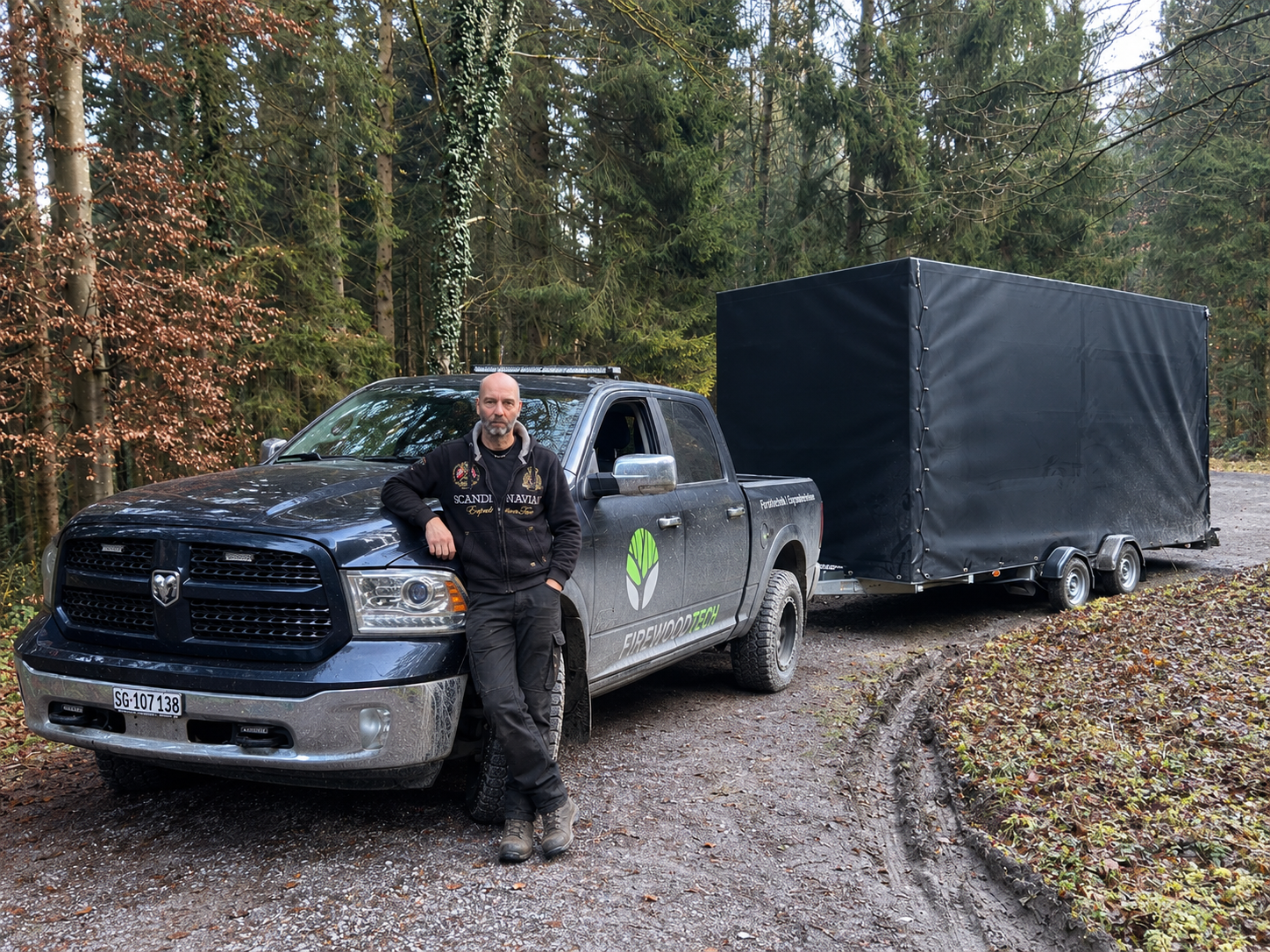 Hansjörg Bowald vor Dodge RAM mit FirewoodTECH-Anhänger