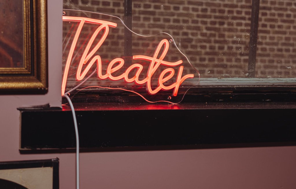 Theaterkoffers en podium bij Dubbel