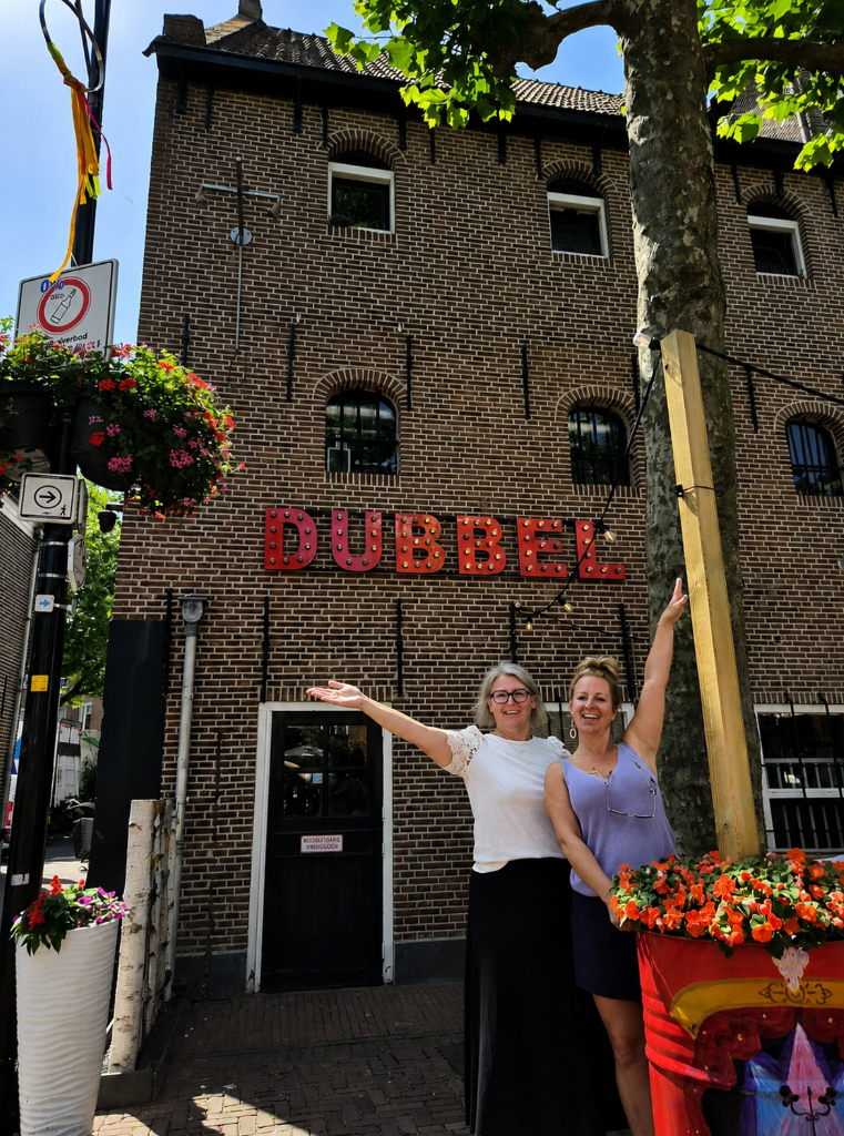 Femke en Myrthe voor Kinder- & Theatercafé Dubbel in Meppel