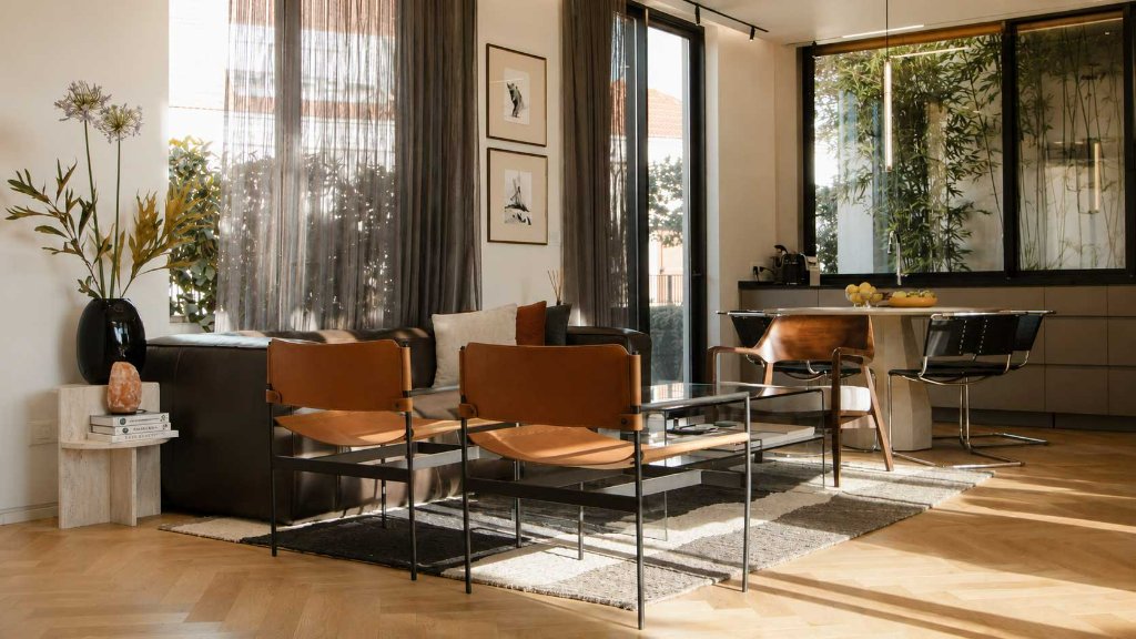 Living room with leather chairs