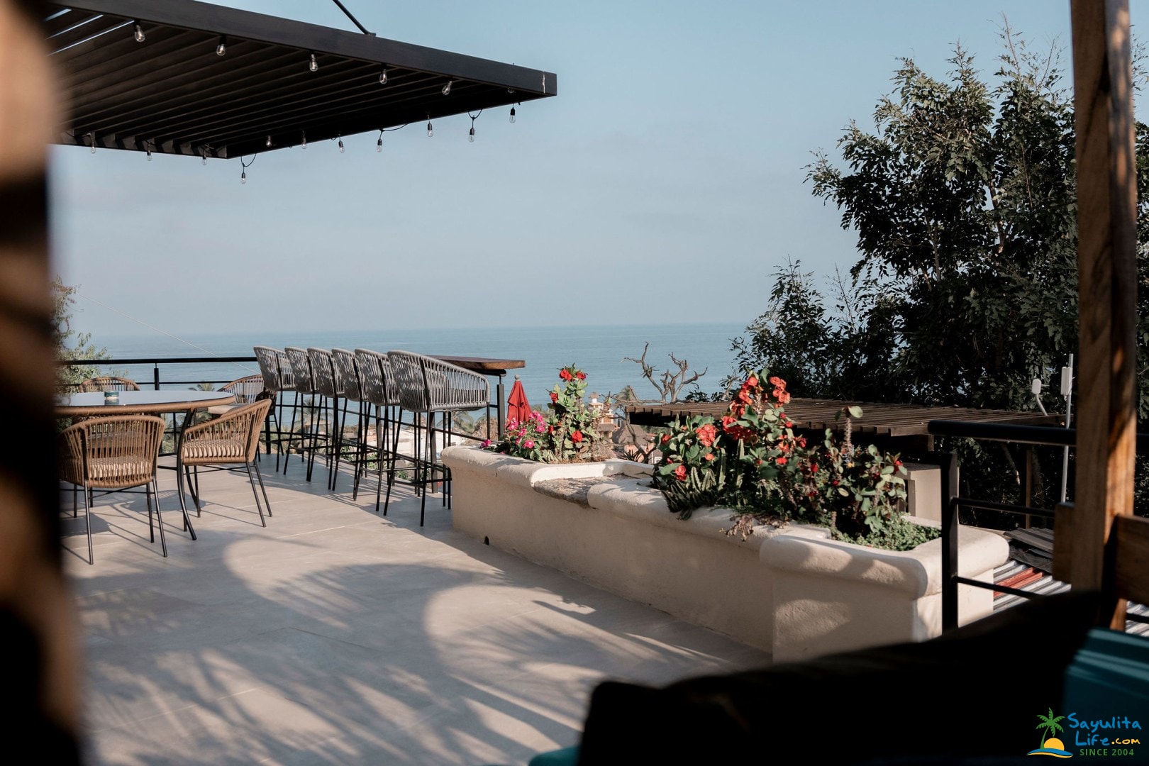 Terrace dining and bar with ocean view
