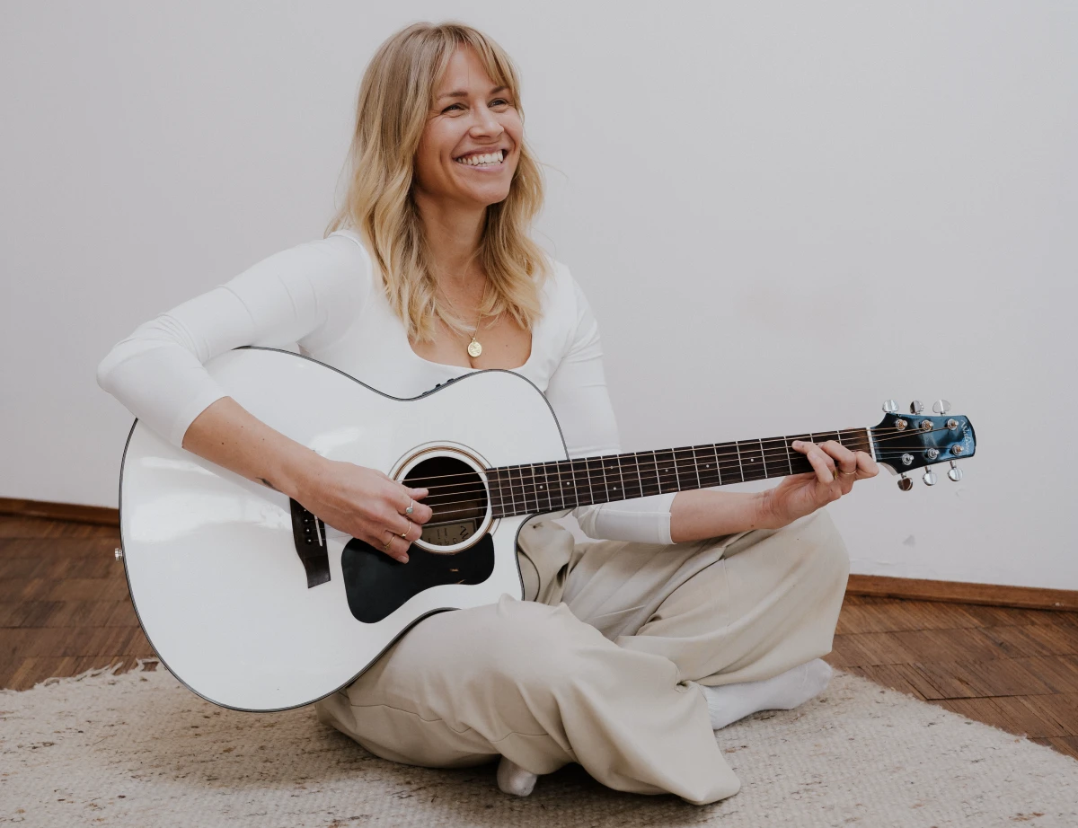 Kursleiterin mit Gitarre