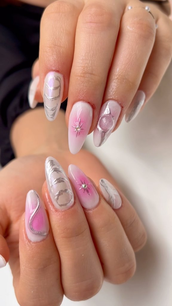Uñas almendras con aura magenta y detalles cromados