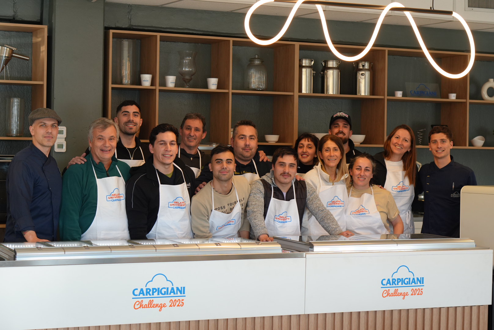 Grupo de docentes y alumnos en la sede de Carpiargento durante una capacitación de Carpigiani Gelato University