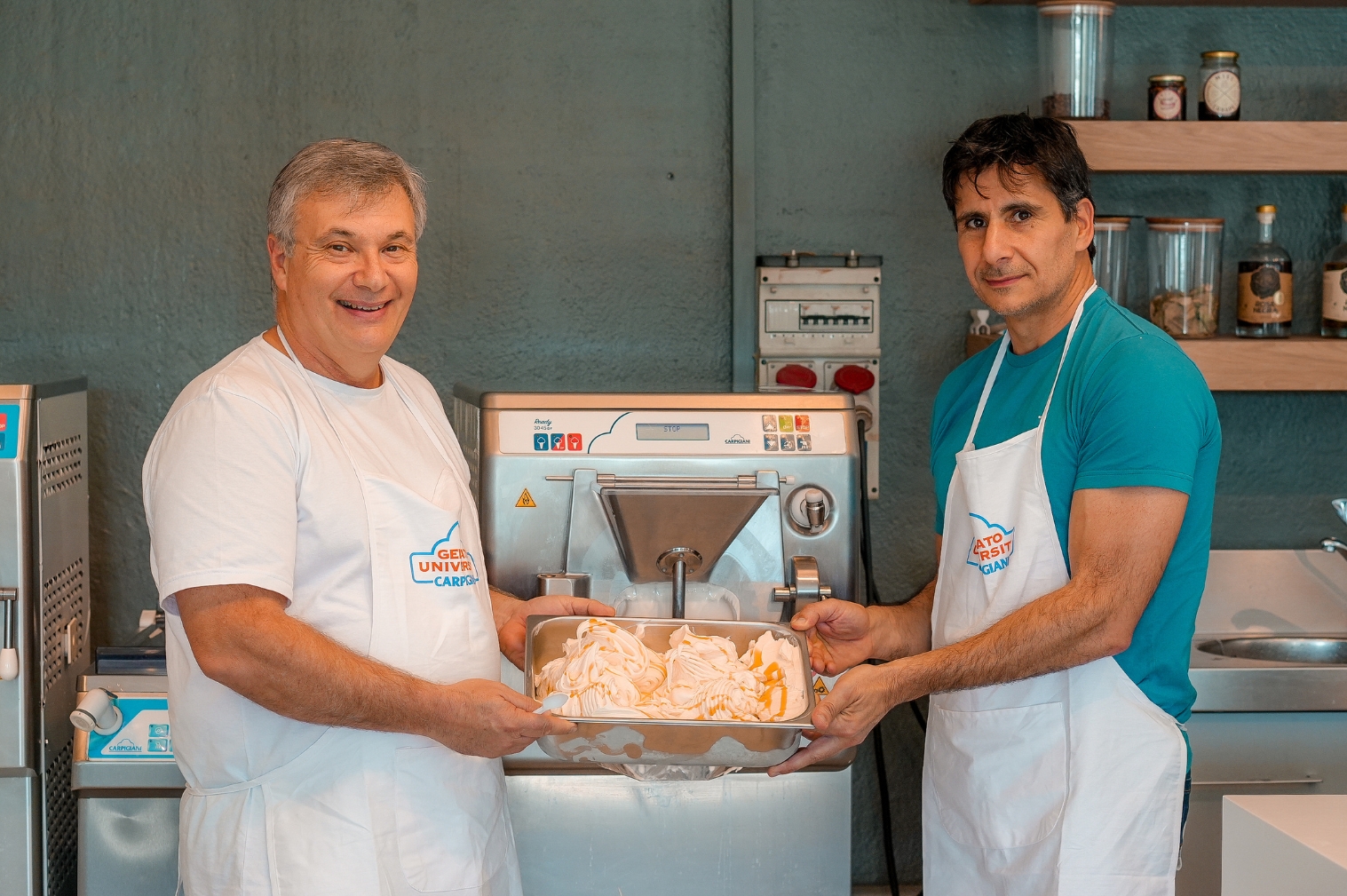 Docentes de Gelato University sosteniendo una bandeja de helado artesanal