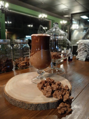 Chocolate a la taza con praliné de frutos secos en Águilas
