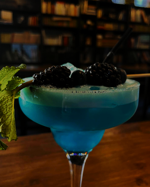Cóctel azul con moras