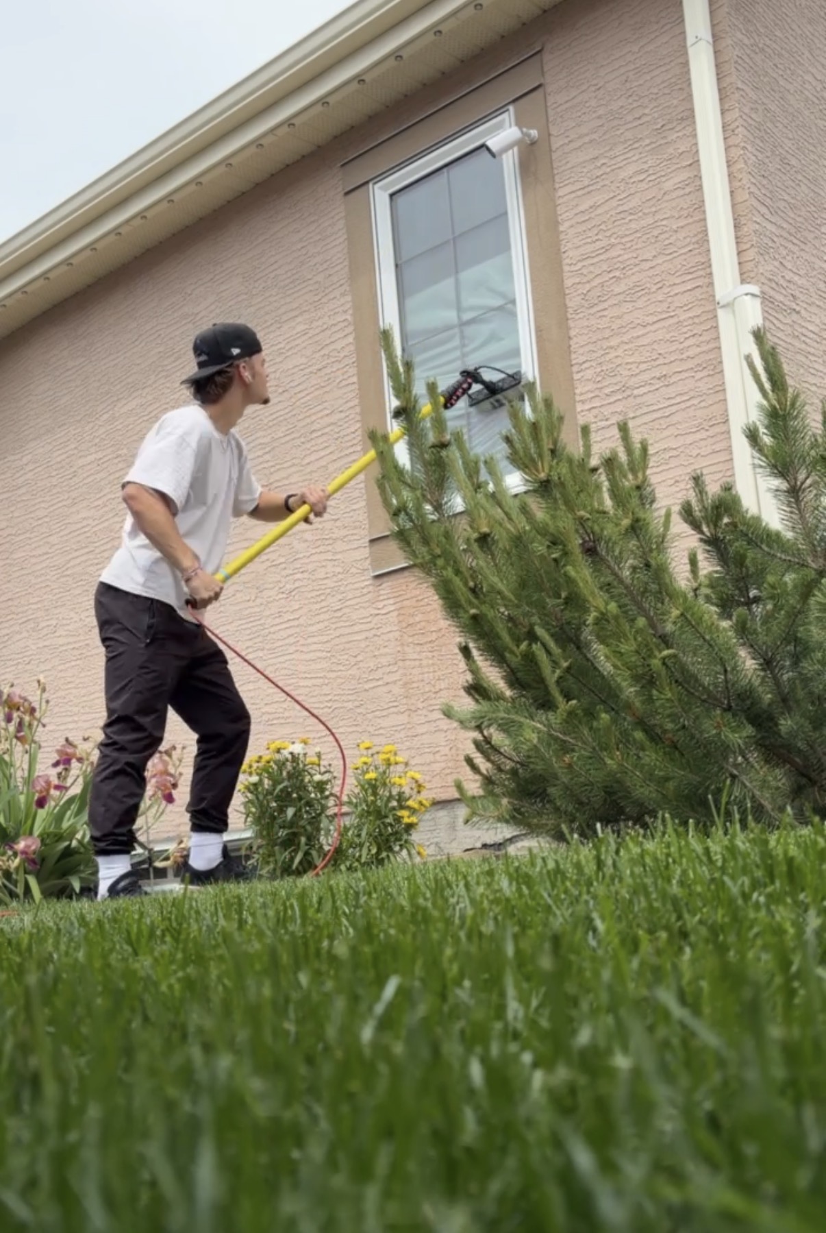 Water-fed pole cleaning