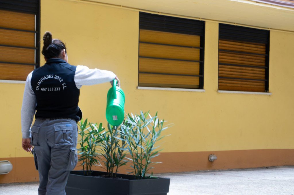 Operaria Olimpiares en patio comunidad
