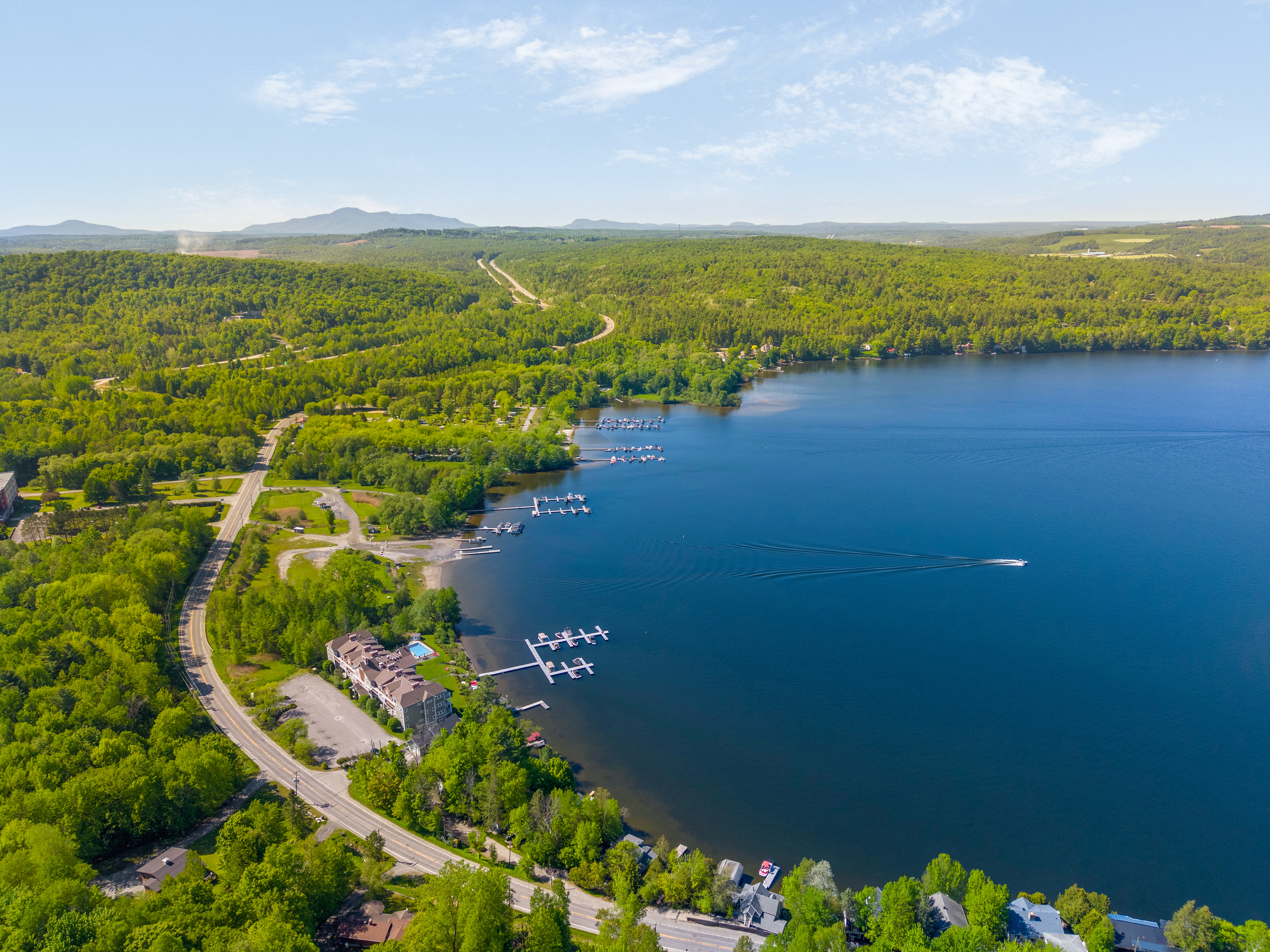 Vue aérienne du lac photographiée par Studios Nimar