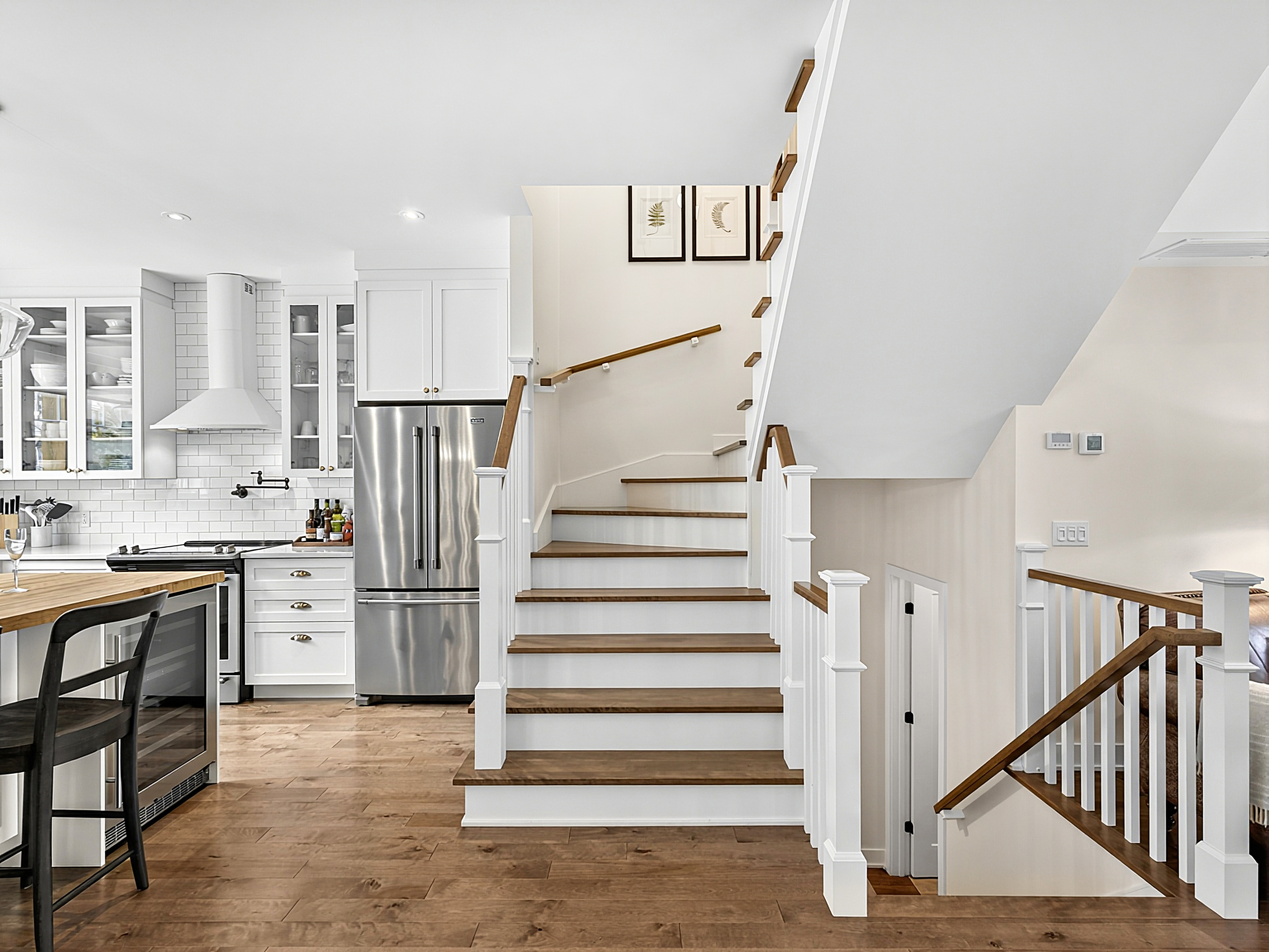 Cuisine et escalier photographiés par Studios Nimar
