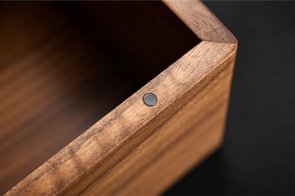 Magnetic Lid Closure