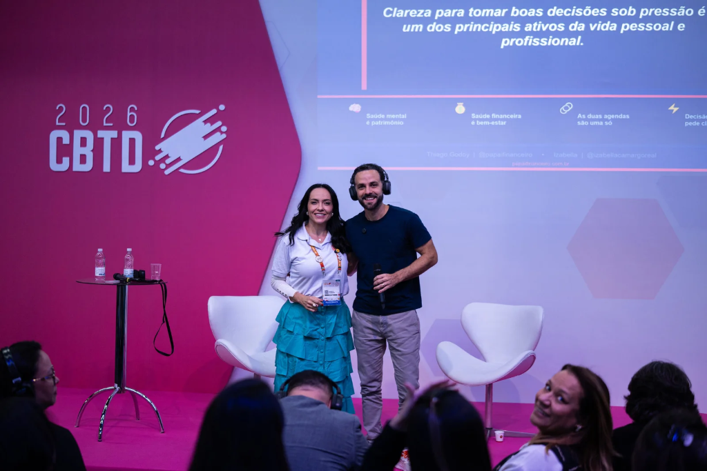 Clareza para tomar boas decisões sob pressão — Thiago Godoy e Izabella Camargo no palco do CBTD 2026