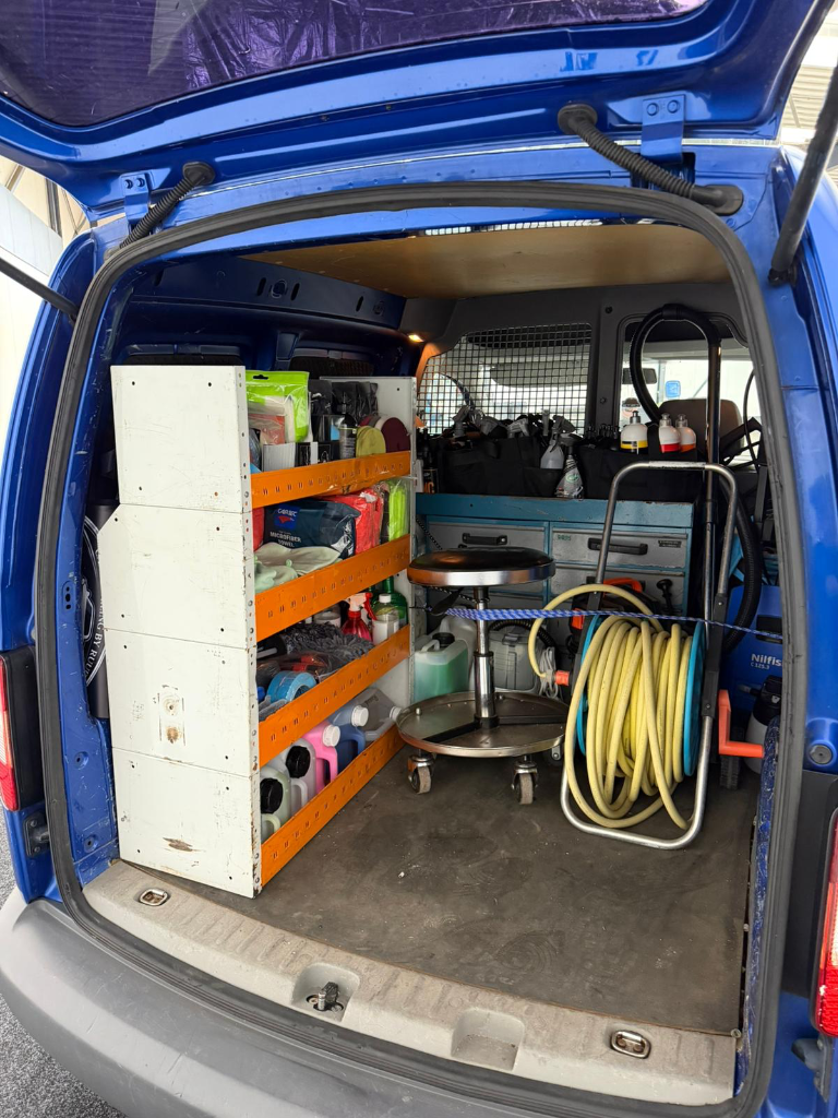 Ruud komt naar jou toe met professionele detailing bus