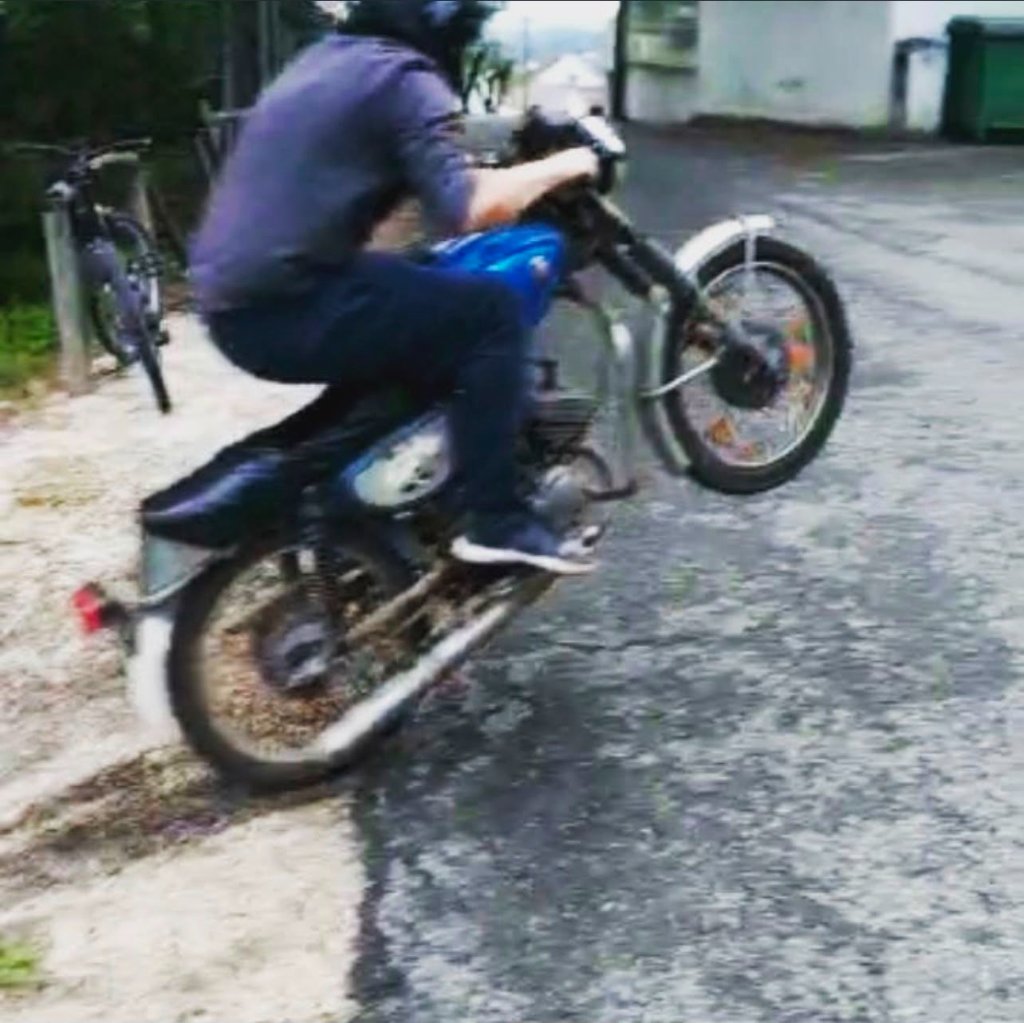 Primeira foto da página — wheelie na Macal