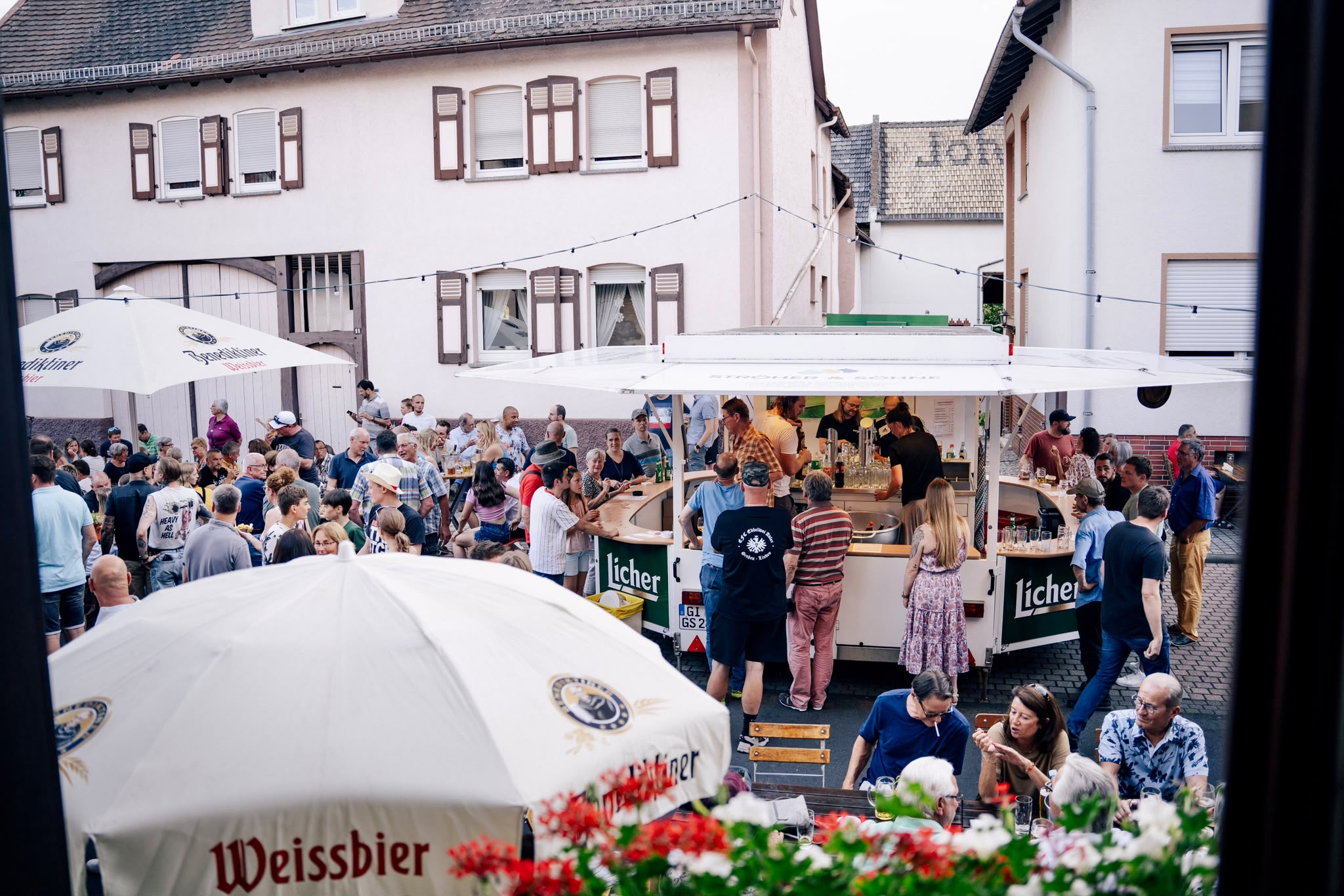 Mobile Bar mit Ausschank an einer Veranstaltung im Freien
