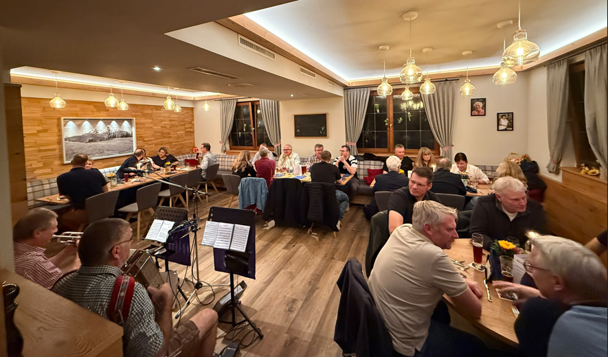 Gemütliche Live-Musik-Atmosphäre im Gastraum des Landgasthofs Zum Löwen