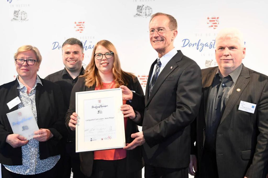 Überreichung der Dorfgastgeber-Urkunde an das Team des Landgasthofs Zum Löwen