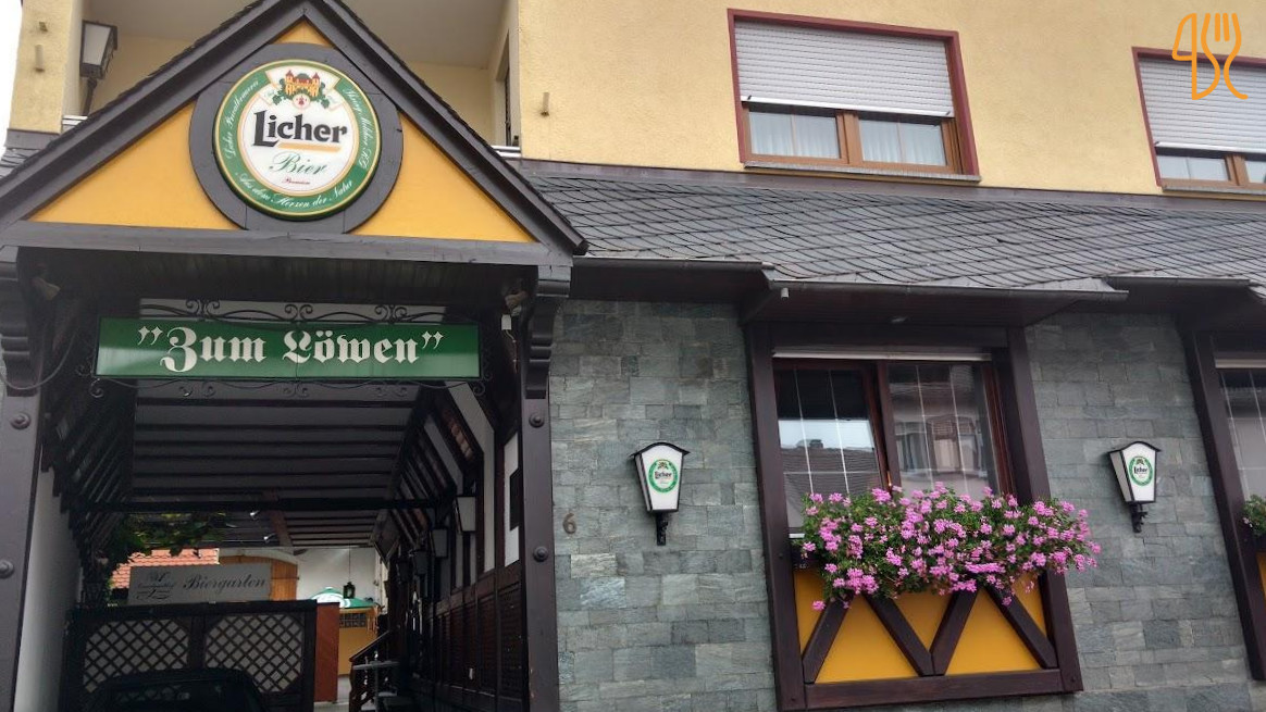 Eingang des Landgasthofs Zum Löwen mit Blick in den Biergarten