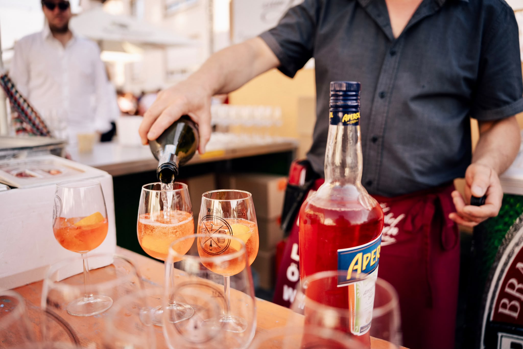 Aperol Spritz wird hinter der Bar frisch eingeschenkt
