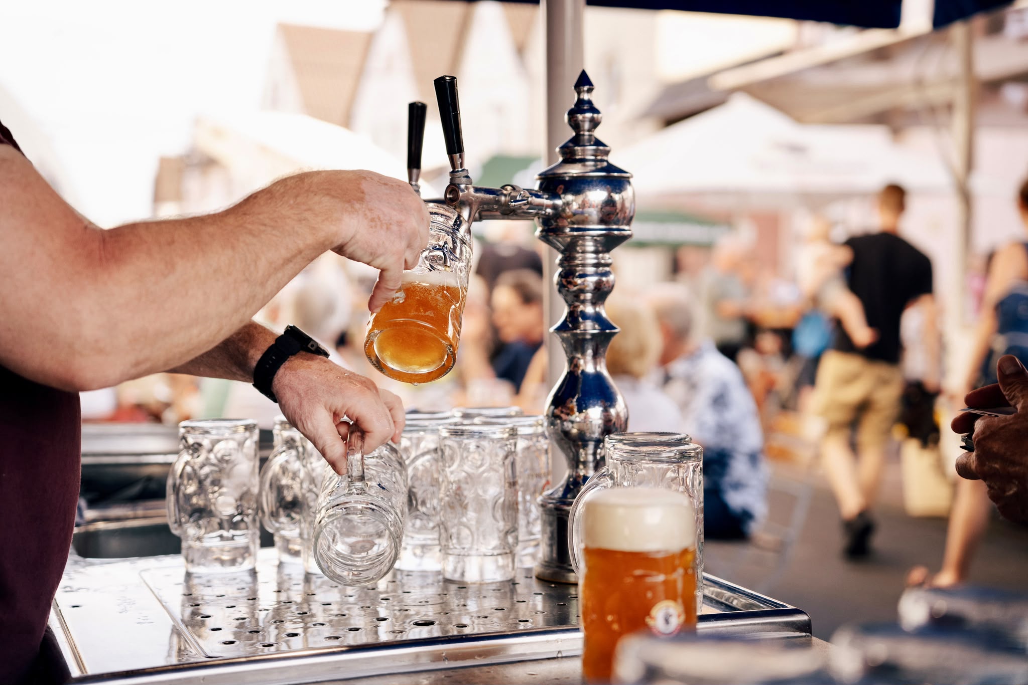 Frisch gezapftes Bier an der Ausschank-Theke einer Veranstaltung beim Philipp
