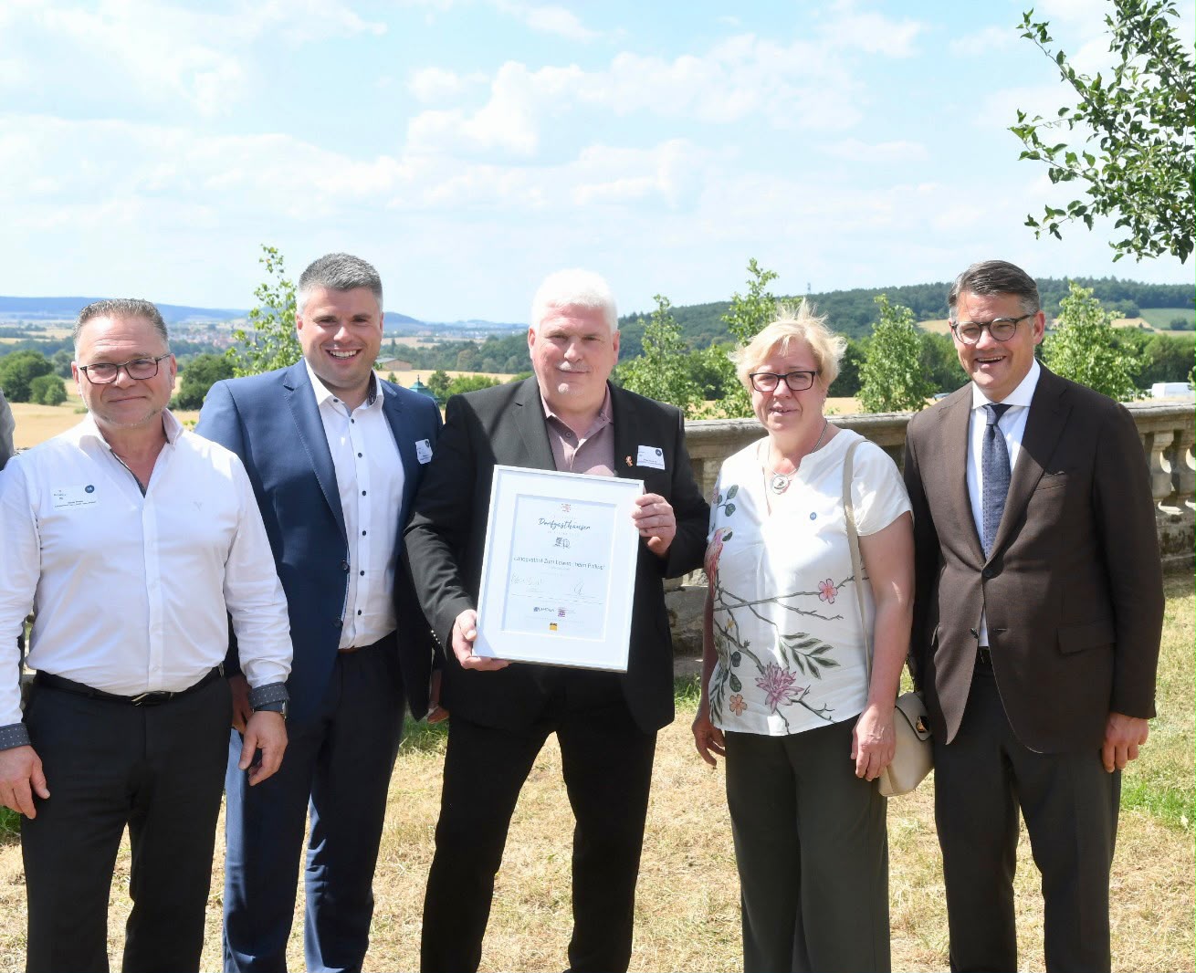 Familie Arnold bei der Überreichung der Auszeichnung „Die besten Dorfgasthäuser in Hessen“