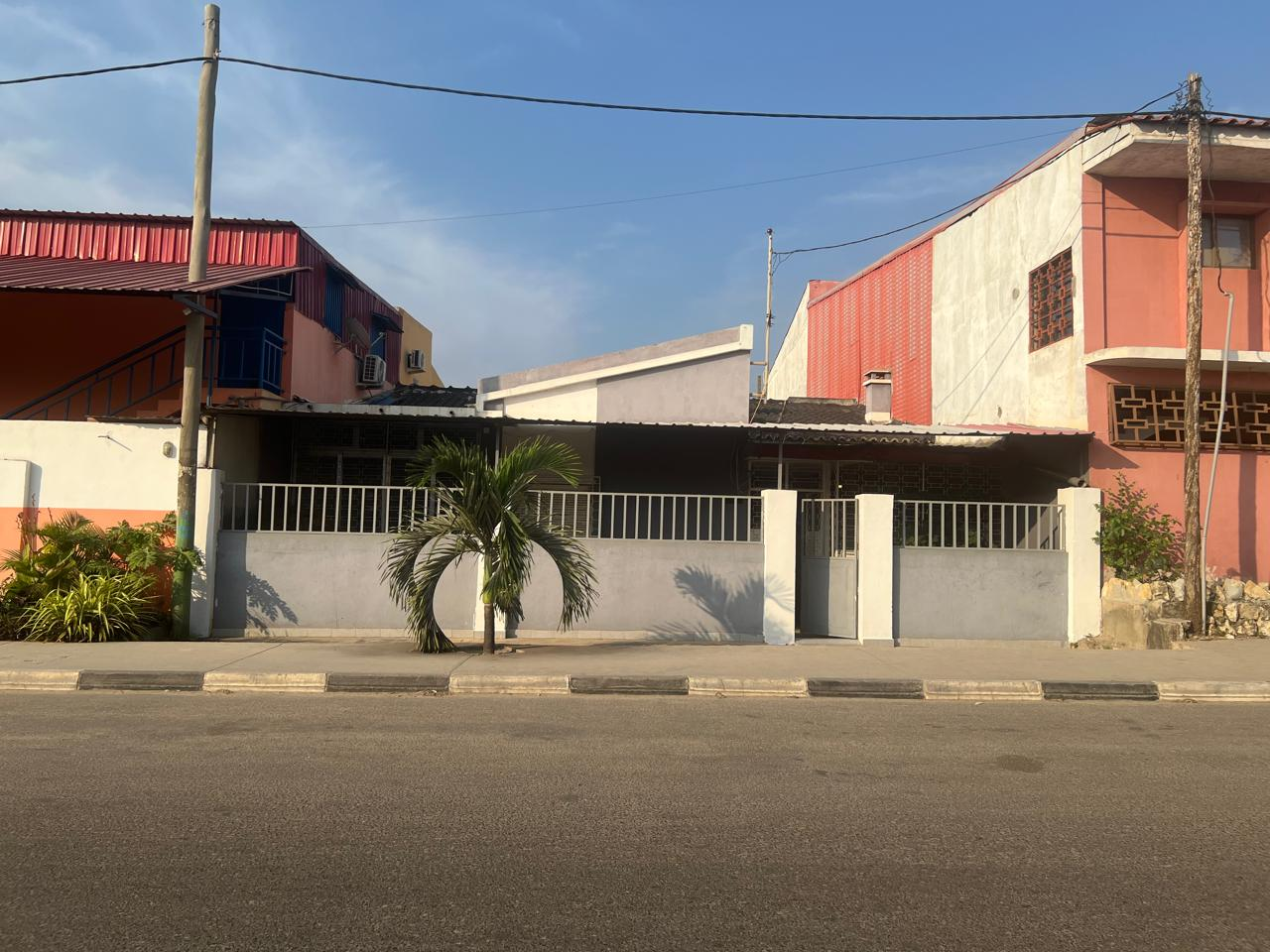 Vende-se Vivenda T4 — Bairro Popular, Luanda