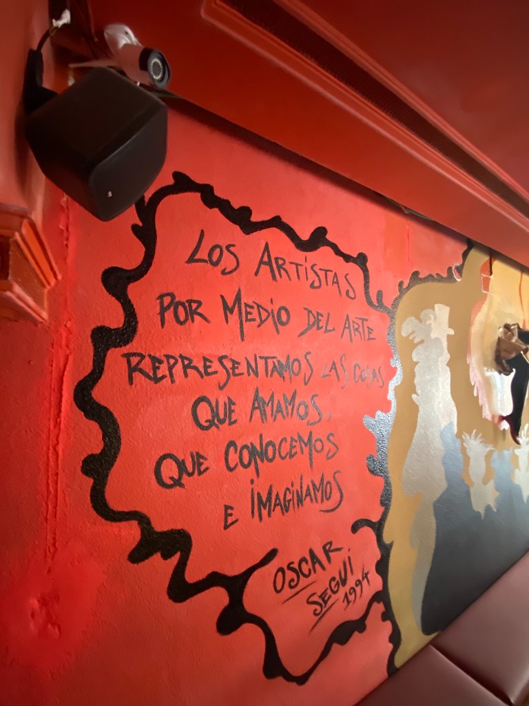 Mural de 1994 firmado por Oscar Segui en la pared de Café Tocado