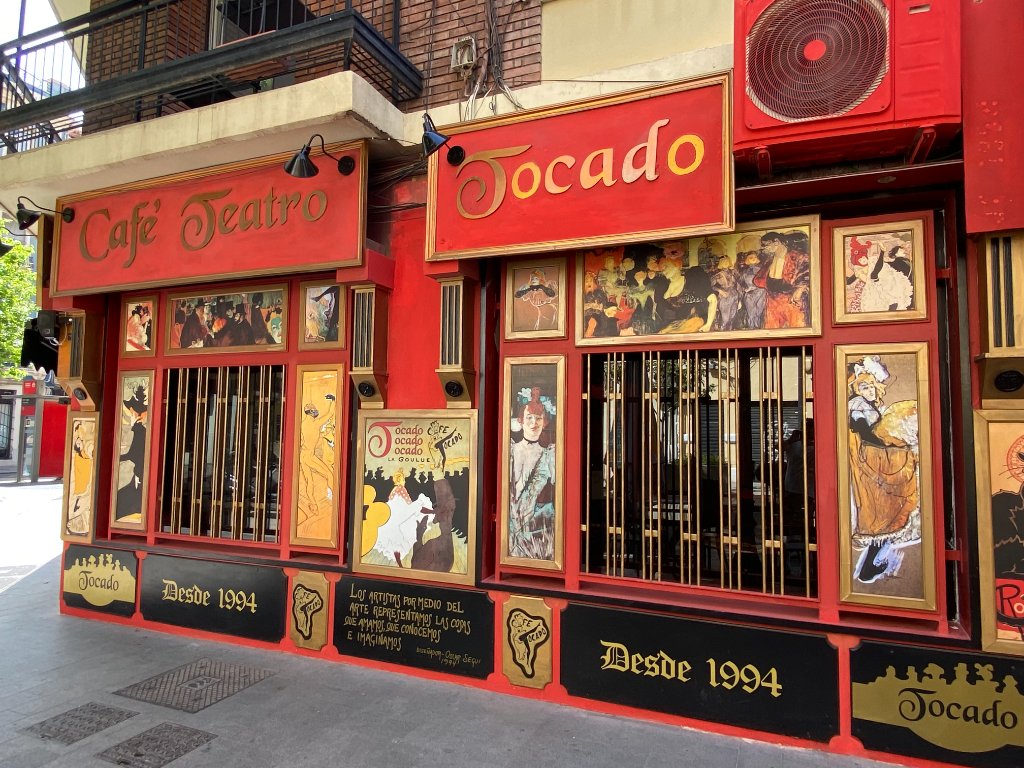 Fachada del Café Tocado con toldo negro y letrero dorado