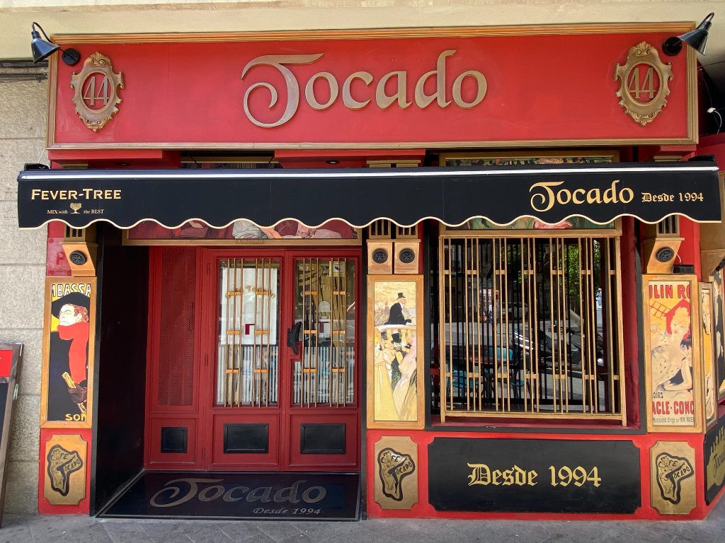 Fachada del Café Tocado con entrada y toldo negro