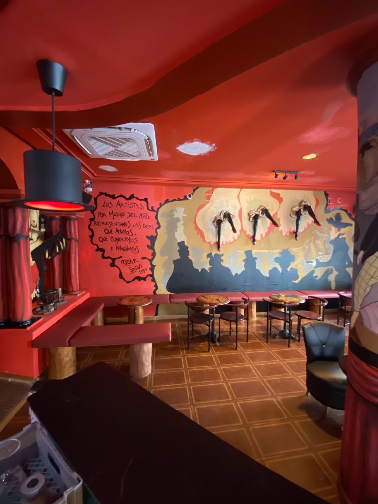 Interior del Café Tocado con mural y figuras de cabaret