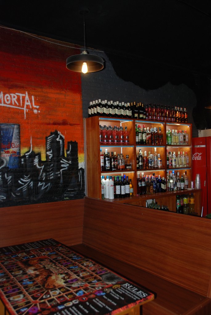 Mesa de juegos de bebidas con mural de fondo