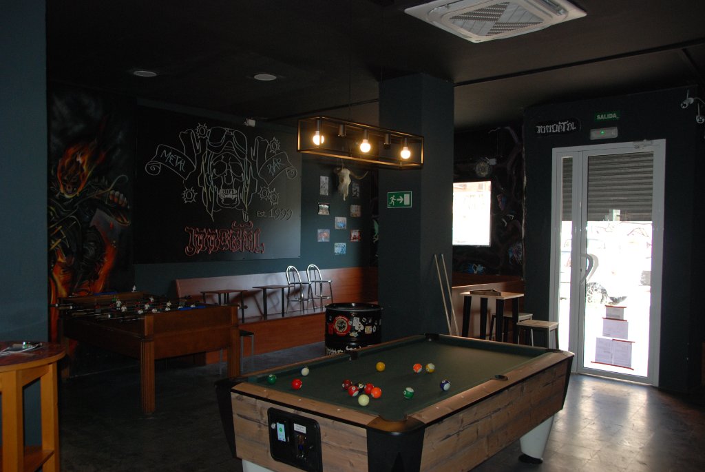 Zona de juegos con mural de fuego