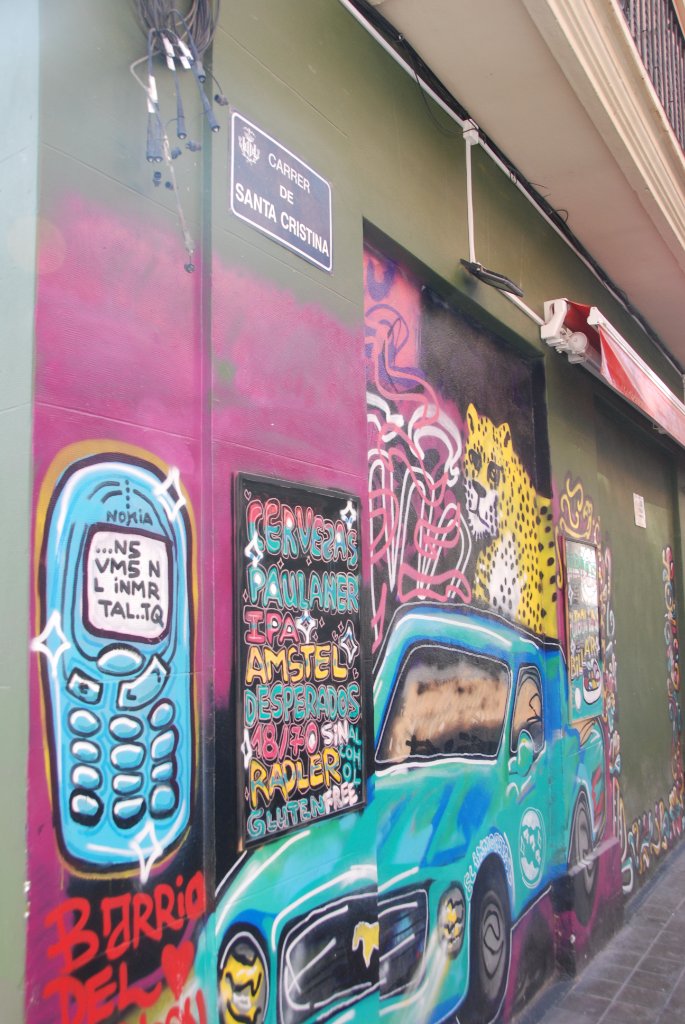 Mural exterior con arte urbano en la pared lateral