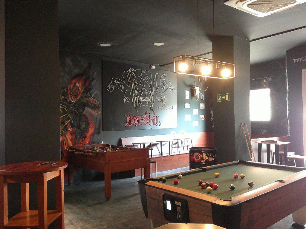 Interior con mesa de billar y futbolín