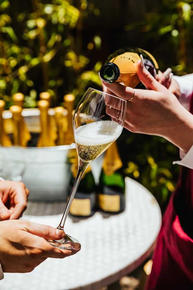Krug, pouring