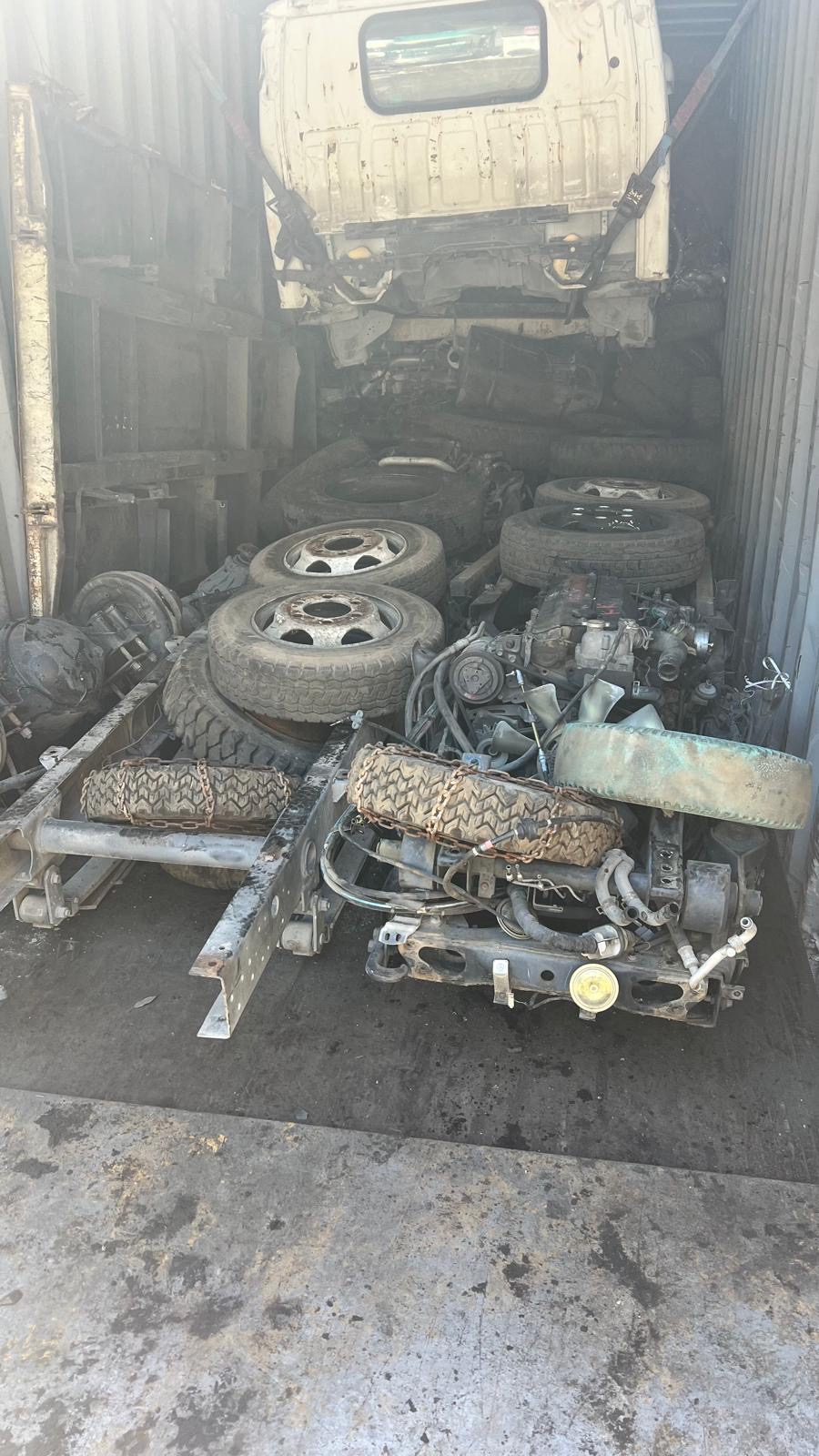 Truck parts + axles in container, Japan export