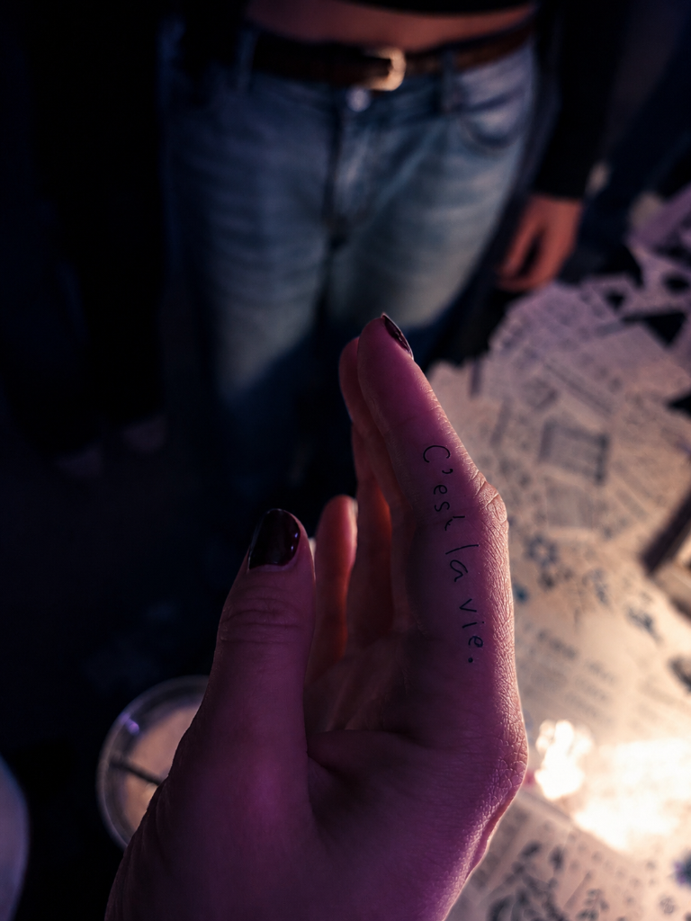 C'est la vie finger