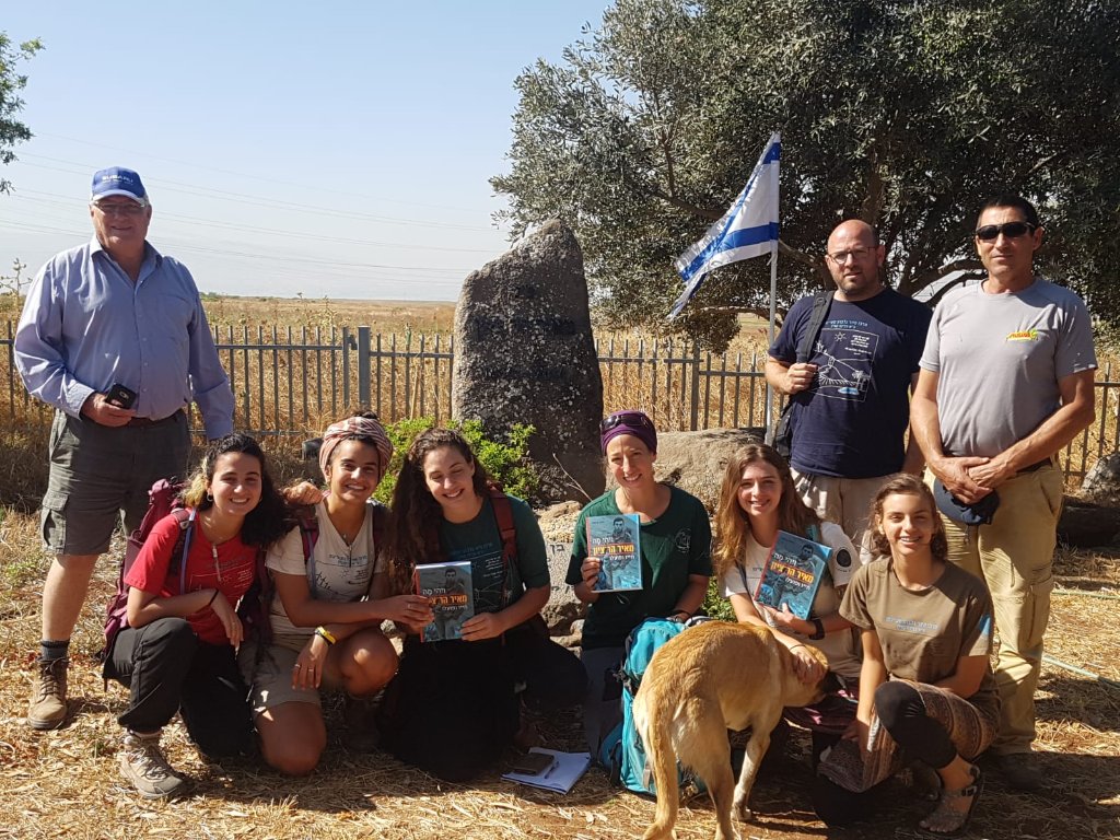 ביקור קבוצה באתר הנצחה