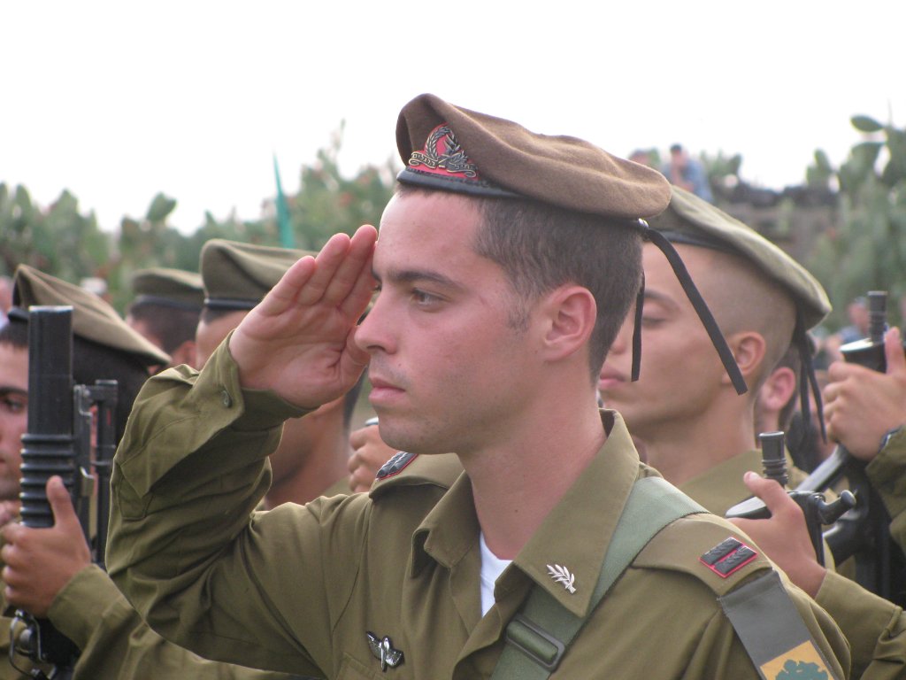 סרן צביקה קפלן ז"ל במדי צה"ל מצדיע