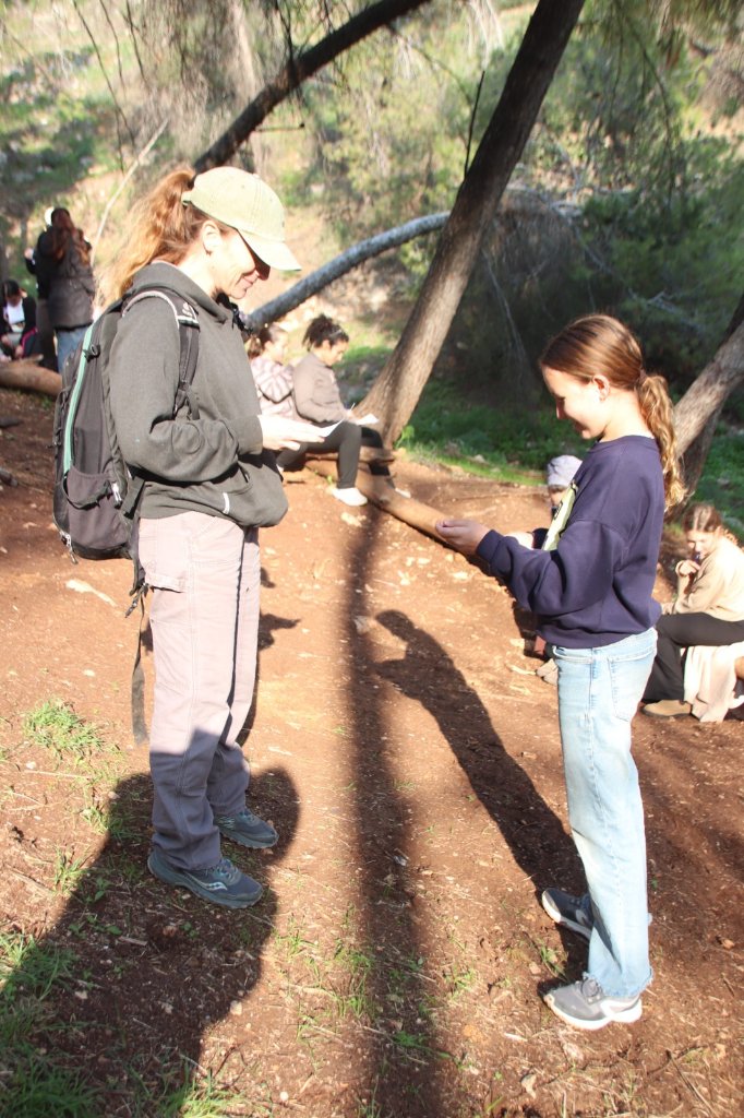 אם ובת בטיול משותף בשביל מיוער