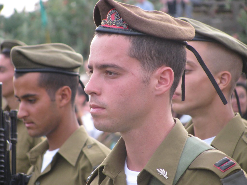 צביקה קפלן עם משפחתו