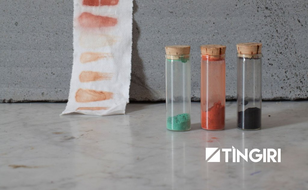 Provette di pigmenti naturali e test su carta – laboratorio Tingiri