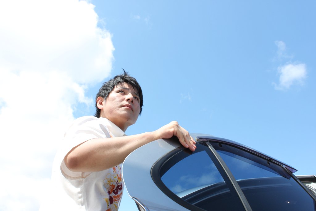 車に寄りかかる男性