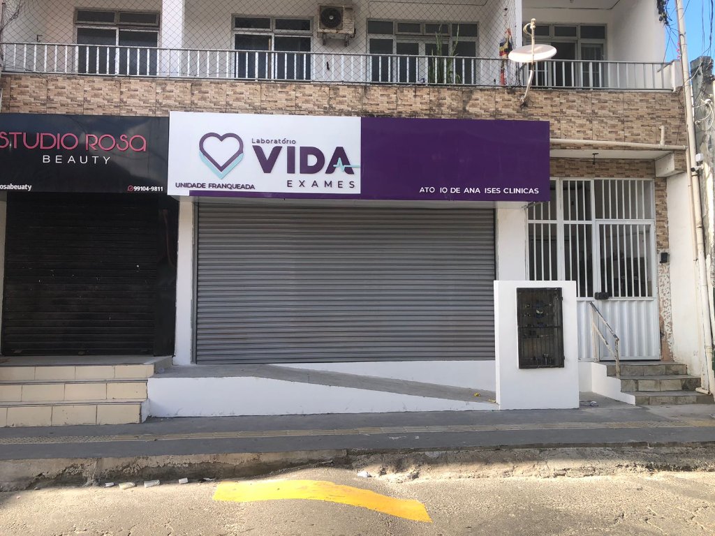 Instalação de porta de enrolar - Laboratório Vida Exames