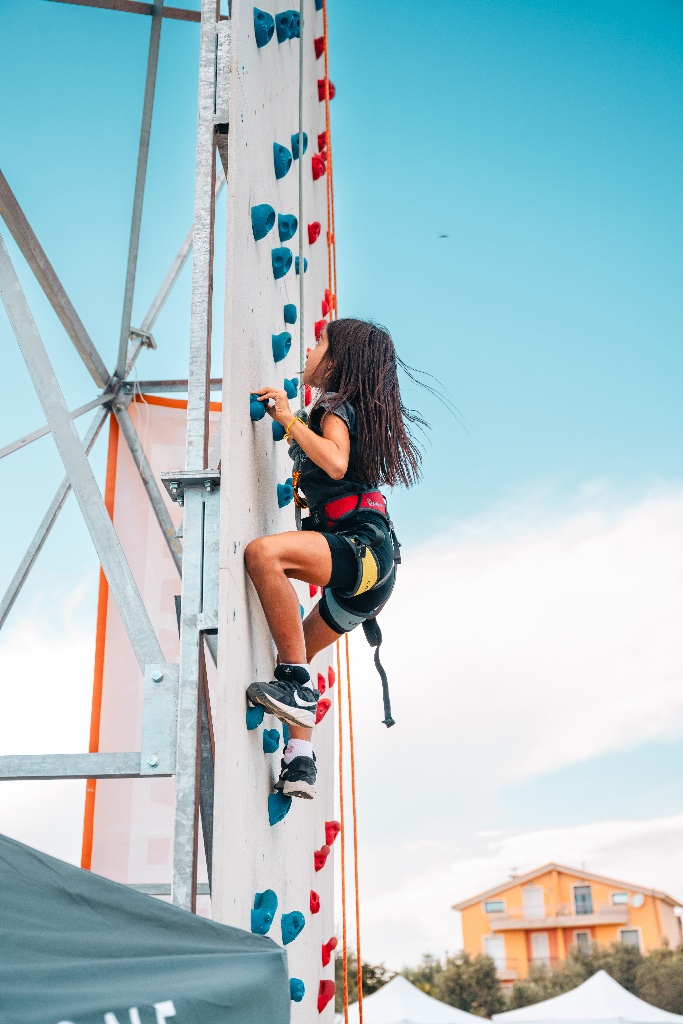 Arrampicata su parete artificiale