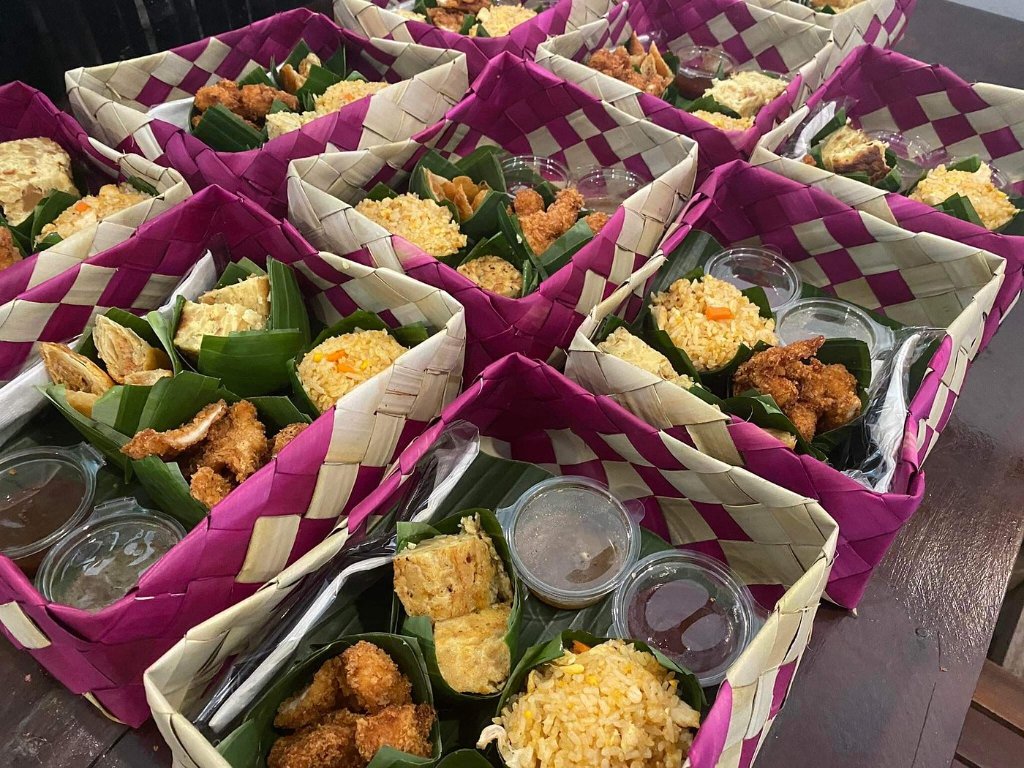 Little Kroma catering - colorful striped baskets filled with traditional Khmer dishes